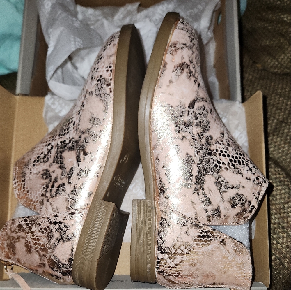 NWT KENNETH COLE REACTION WILD ESMA IN ROSE GOLD